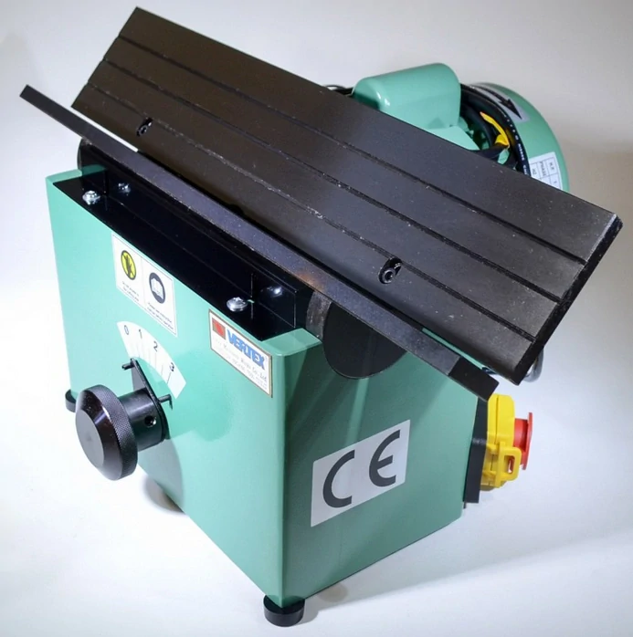 Odhrotovací stroj VCF-500