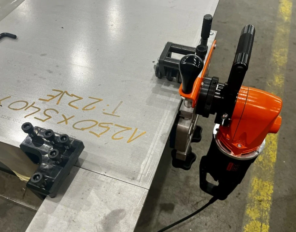 Svěrka pro nájezdový/sjezdový plech