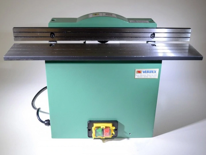 Odhrotovací stroj VCF-500F